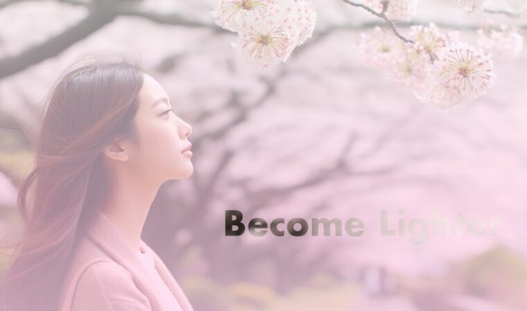 桜の花を見ながら、物思いにふける女性の写真／「おひとりさまの楽しみ方：人生後半を自分らしく生きる２つのヒント」の記事資料